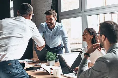 Réunion d'équipe autour d'un projet informatique