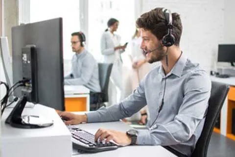 Technicien support I2C au téléphone avec un client